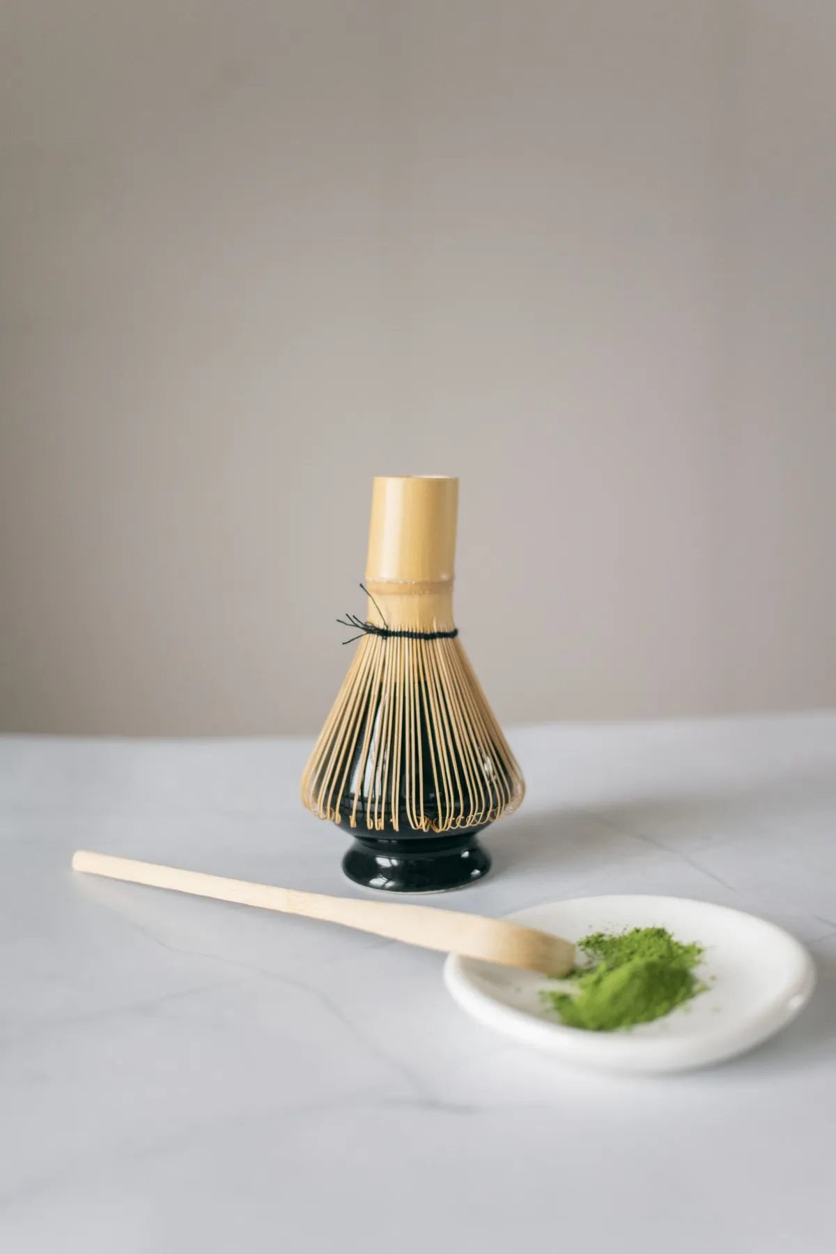 Batidor de bambú y bol con té matcha durante la preparación