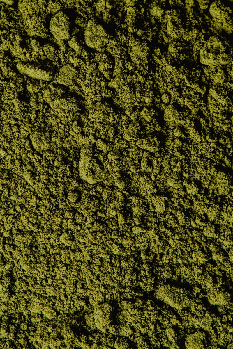 Primer plano macro de té matcha en polvo verde de textura fina