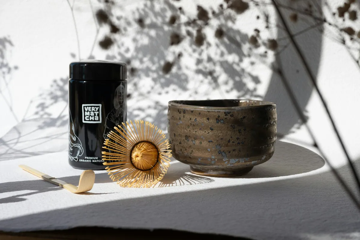 Set de té matcha ceremonial de color verde jade con batidor y bol