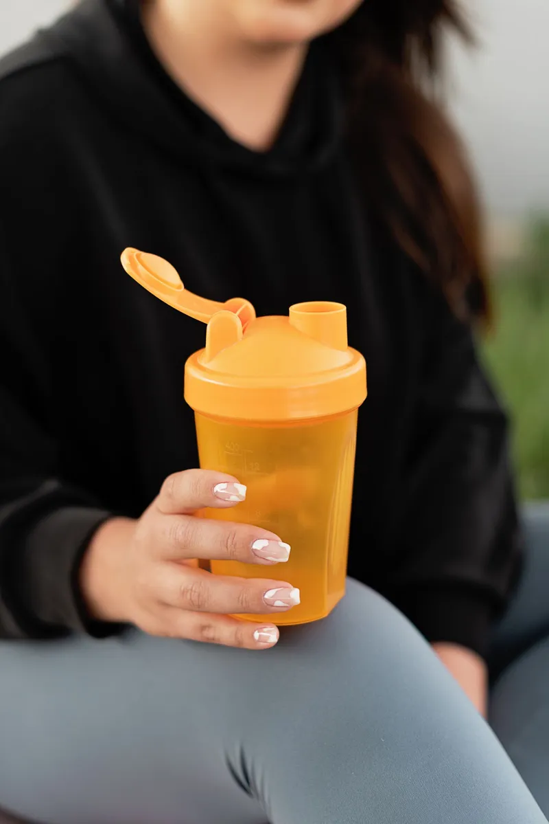 Persona sujetando un shaker con bola agitadora, alternativa al chasen para disolver matcha