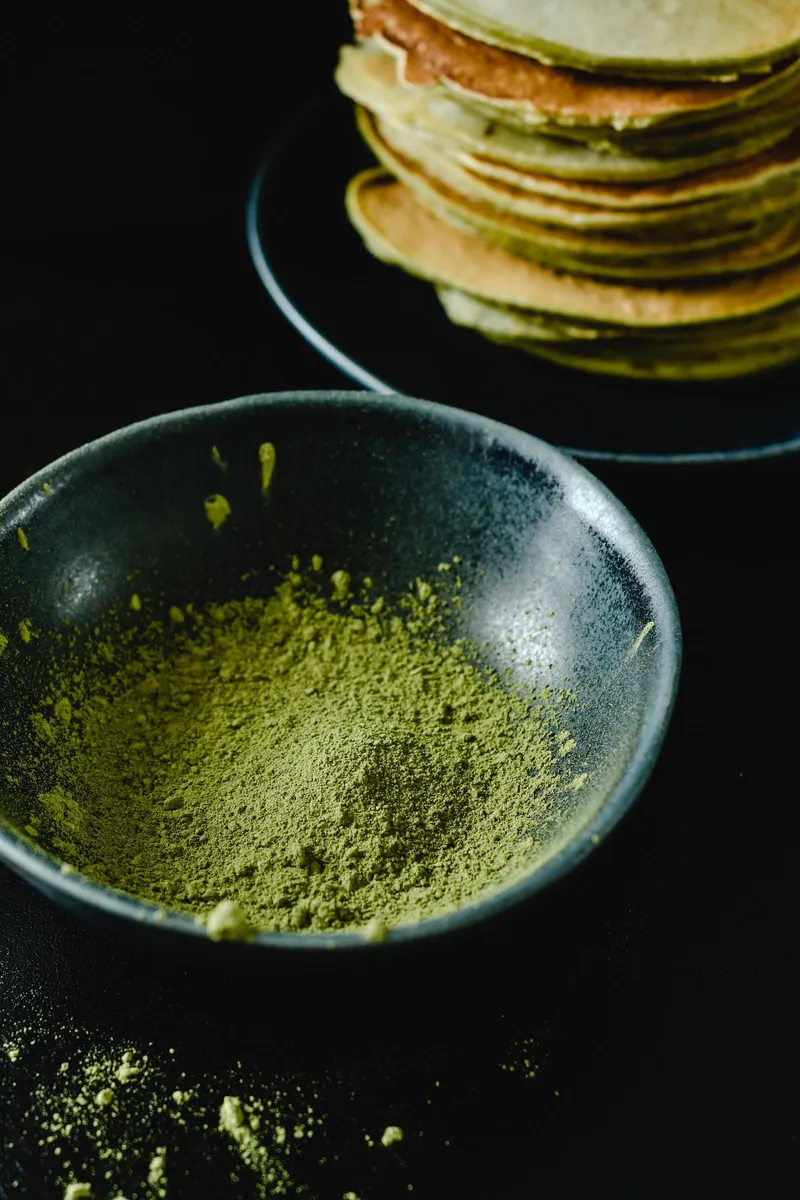 Bol negro con matcha recién preparado