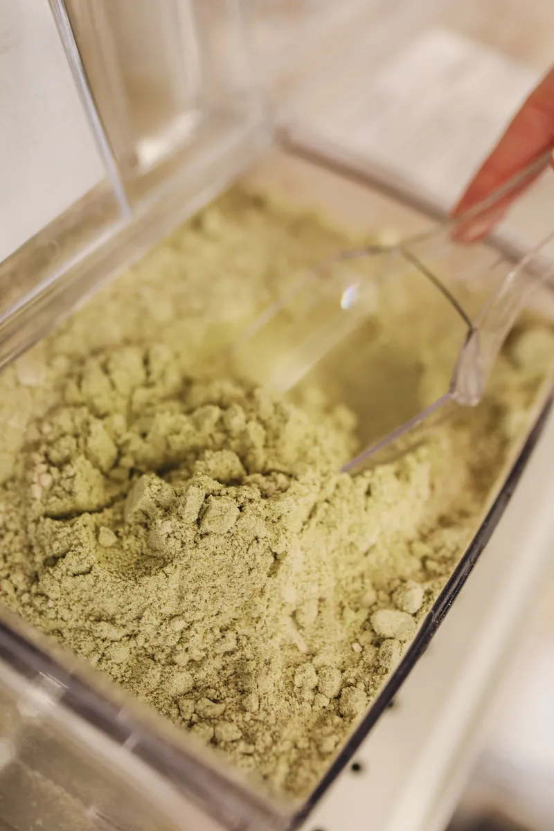 Té matcha en polvo dentro de un recipiente contenedor