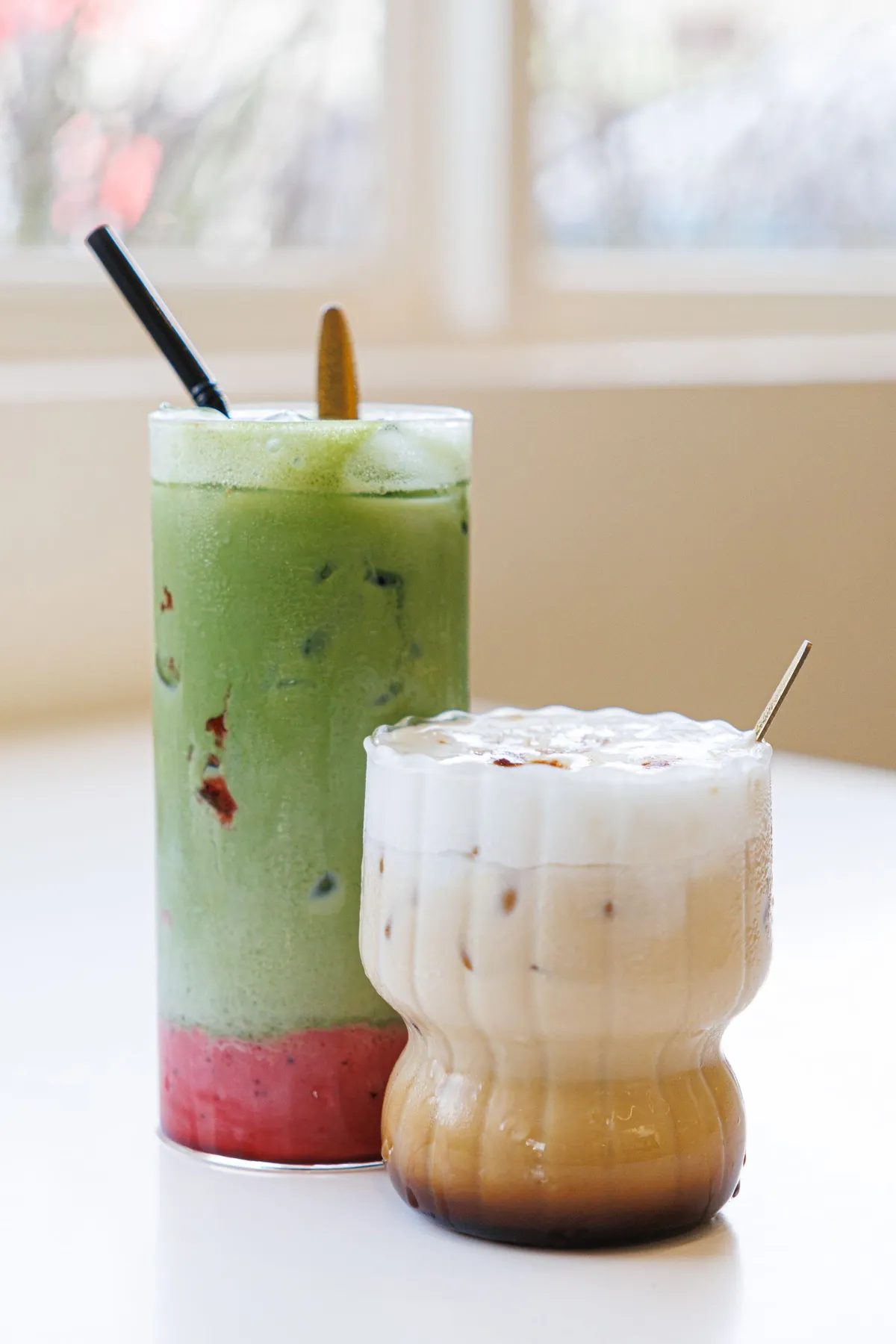 Matcha latte helado junto a un café helado para comparar la cafeína