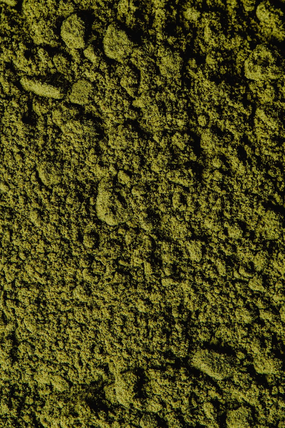 Primer plano macro de té matcha en polvo verde de textura fina